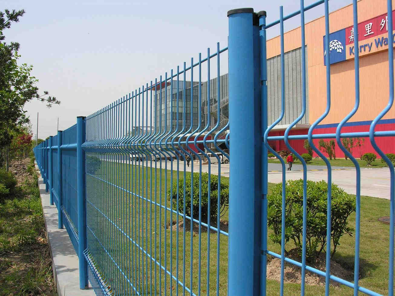青岛桃型柱护栏网安装与其他围栏网安装的区别