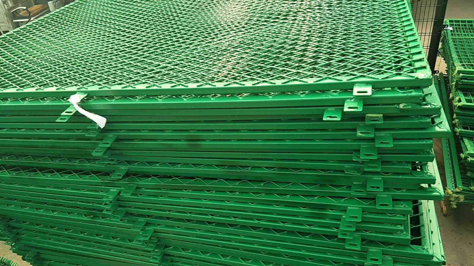青岛钢板网护栏网的应用